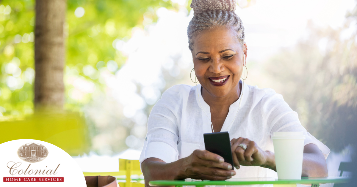 A senior woman uses caregiver apps on her smartphone to help her organize her schedule.